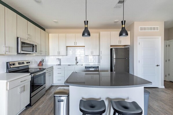 Réfrigérateur, table de salle à manger