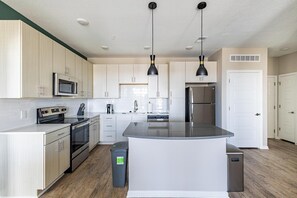 Kühlschrank, Esstisch