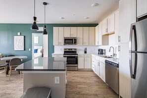 Kühlschrank, Esstisch