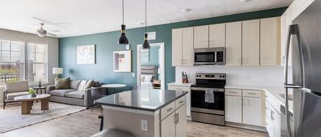 Jääkaappi, ruokailupöytä