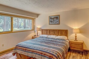 5 bedrooms, iron/ironing board, WiFi, bed sheets - Black Butte Ranch East Meadow 017 (Black Butte Ranch)