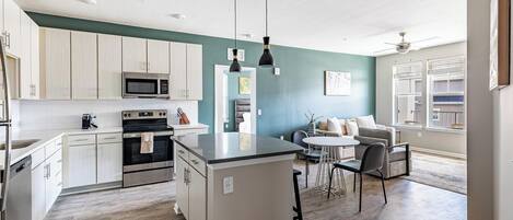 Frigorífico y mesa de comedor