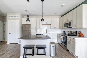 Kühlschrank, Esstisch