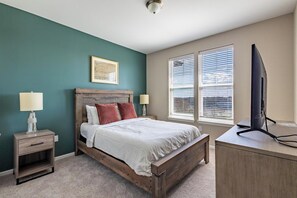 2 bedrooms, desk, iron/ironing board, WiFi - Landing | Modern 2BD, Clubhouse, Gym (Florence)