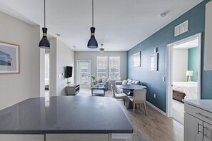 2 bedrooms, desk, iron/ironing board, WiFi - Landing | Modern 2BD, Clubhouse, Gym (Florence)