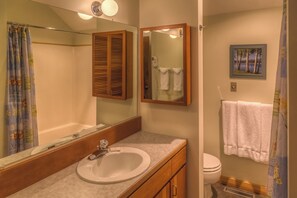 Secador de pelo y toallas