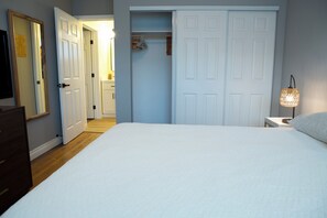 3 bedrooms, desk, iron/ironing board, WiFi