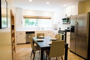 電子レンジ、オーブン、コンロ、食器洗い機