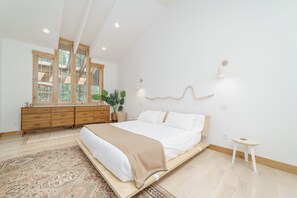 5 bedrooms, iron/ironing board, WiFi, bed sheets