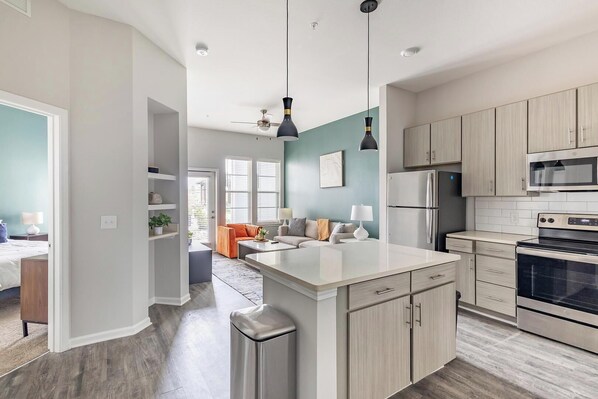 Réfrigérateur, table de salle à manger