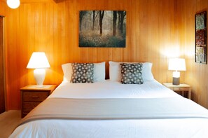 5 bedrooms, iron/ironing board, WiFi, bed sheets - Black Butte Ranch Golf Home 104 (Black Butte Ranch)