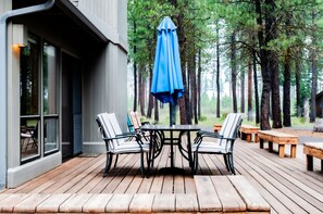 Outdoor dining - Black Butte Ranch Golf Home 104 (Black Butte Ranch)