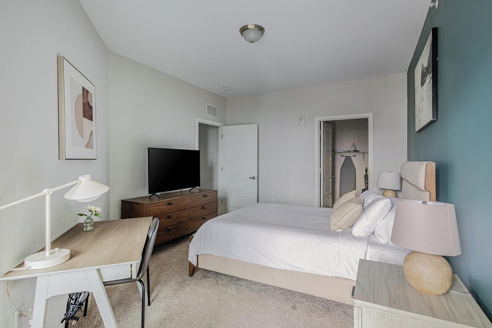 1 soverom, skrivebord, strykejern/-brett og wi-fi