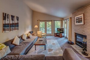 Televisie en een open haard