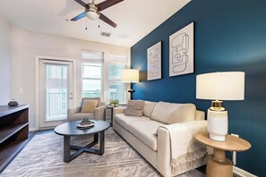 Smart TV - Landing | Spectacular 1BD, Pool, Gym (Covington)