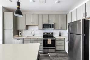 Réfrigérateur, tables à manger