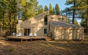 A modern cabin with a deck, outdoor seating, and a large shed. - Black Butte Ranch Glaze Meadow 037 (Black Butte Ranch)