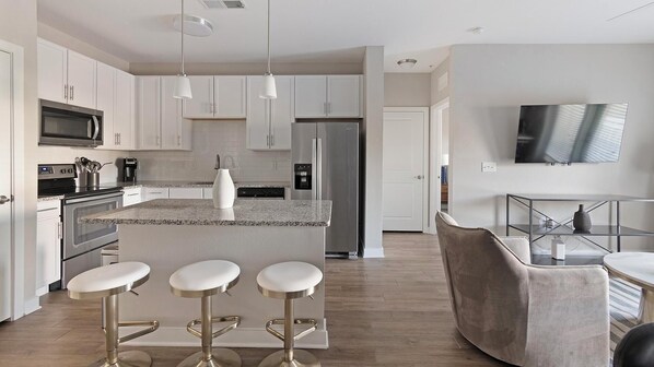 Réfrigérateur, table de salle à manger