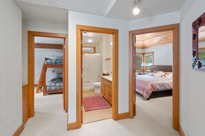4 chambres, fer et planche à repasser, Wi-Fi, draps fournis