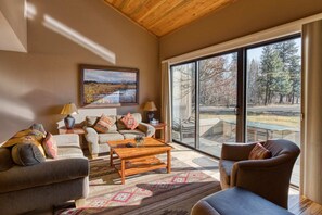 TV, fireplace - Black Butte Ranch Lodge Condo 001 (Black Butte Ranch)