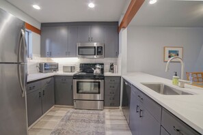 Refrigerador, microondas, horno y parrilla de estufa 