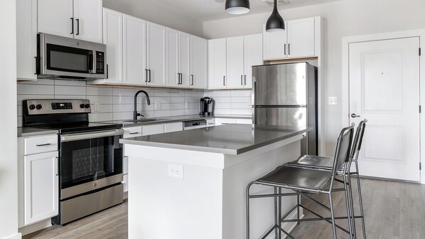 Refrigerador y comedor 