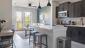 Refrigerador y comedor 