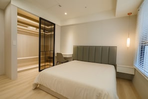 Tabla de planchar con plancha, wifi, ropa de cama