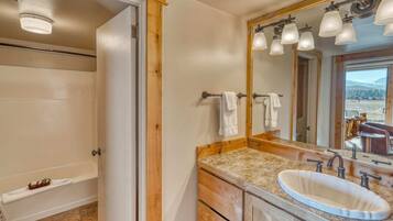 SĂšche-cheveux, serviettes fournies