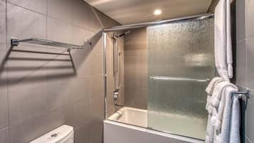 SĂšche-cheveux, serviettes fournies