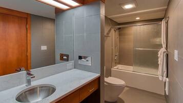 SĂšche-cheveux, serviettes fournies