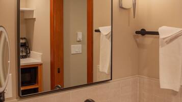 SĂšche-cheveux, serviettes fournies