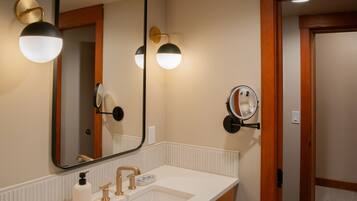 SĂšche-cheveux, serviettes fournies