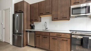 Fridge, dining tables - Landing | Amazing Studio, Courtyard, Gym (St. Louis)