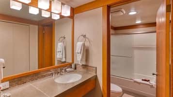 SĂšche-cheveux, serviettes fournies