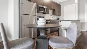 Réfrigérateur, tables à manger