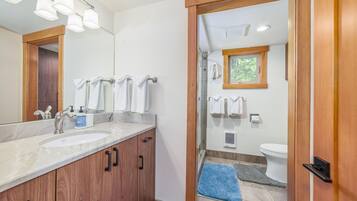 SĂšche-cheveux, serviettes fournies