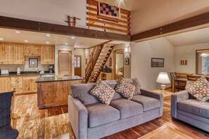 TV, fireplace - Black Butte Ranch Ridge Cabin 010 (Black Butte Ranch)