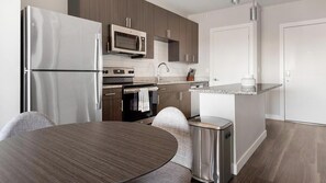 Refrigerador y comedor 