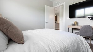 1 dormitorio, escritorio, tabla de planchar con plancha y wifi