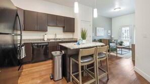 Kühlschrank, Esstisch