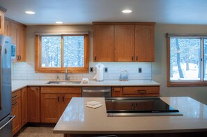 Kühlschrank, Mikrowelle, Ofen, Herdplatte