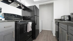 Refrigerador, mesa de comedor