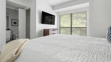 2 bedrooms, desk, iron/ironing board, WiFi