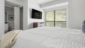 2 bedrooms, desk, iron/ironing board, WiFi