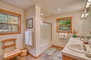 Hair dryer, towels - Black Butte Ranch Spring Home 015 (Black Butte Ranch)