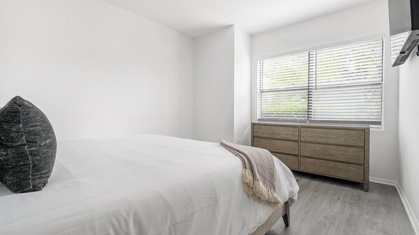 2 bedrooms, desk, iron/ironing board, WiFi
