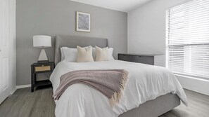 2 soverom, skrivebord, strykejern/-brett og wi-fi