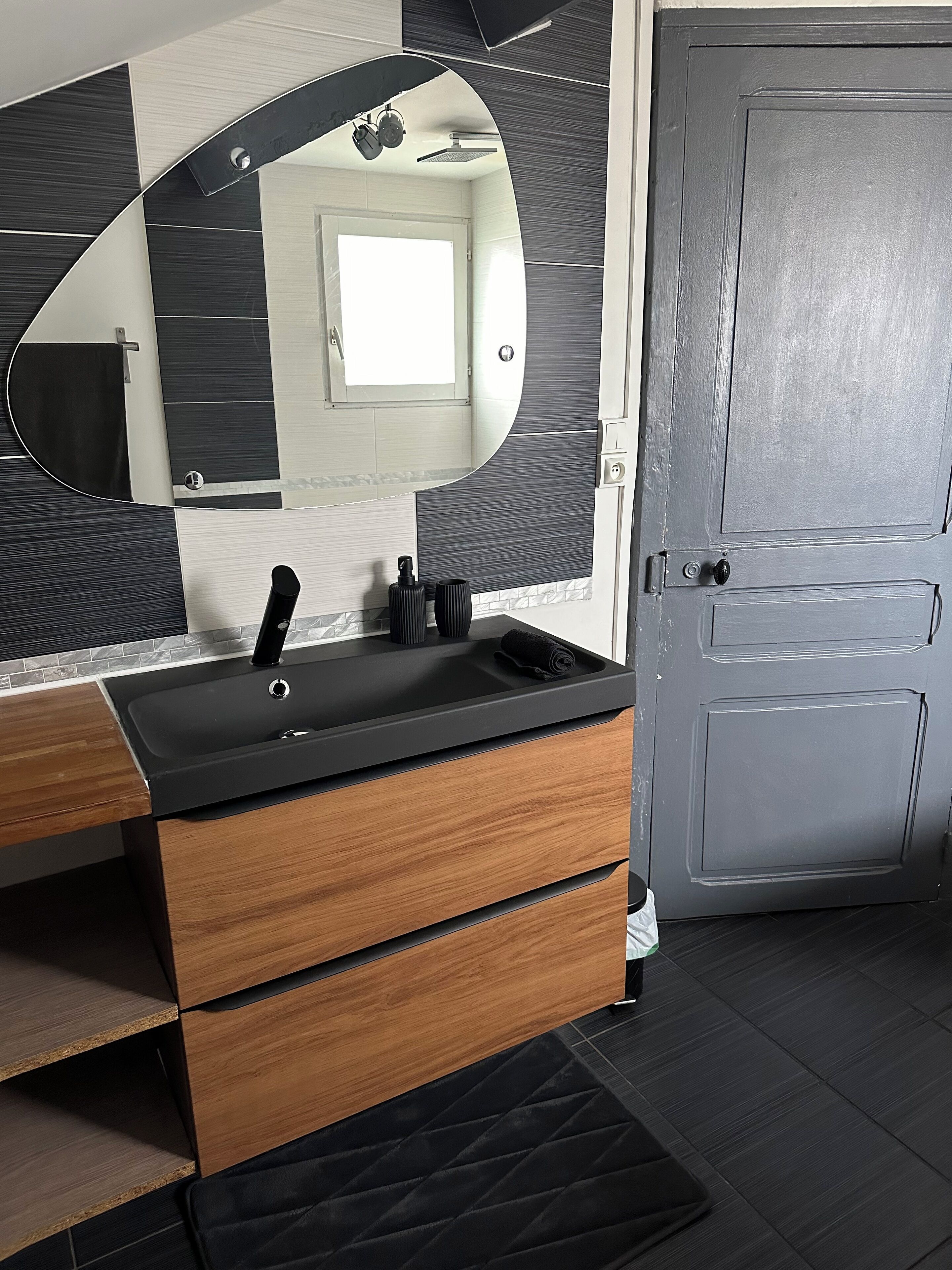 Sèche-cheveux, serviettes fournies, savon, papier toilette