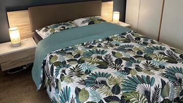 Tabla de planchar con plancha, wifi, ropa de cama